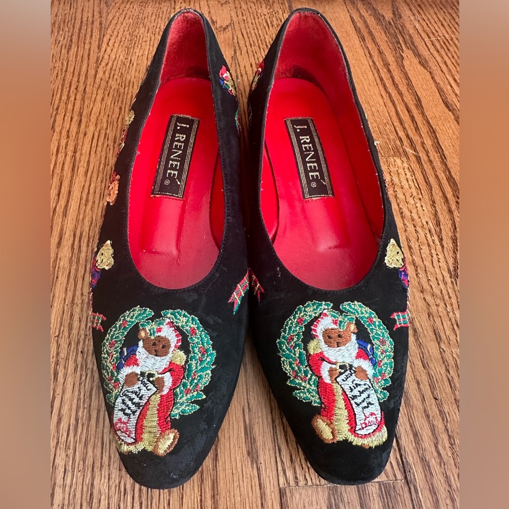 Pointed toe, Black embroidered ballet flat. Size 6.5 vintage 90s